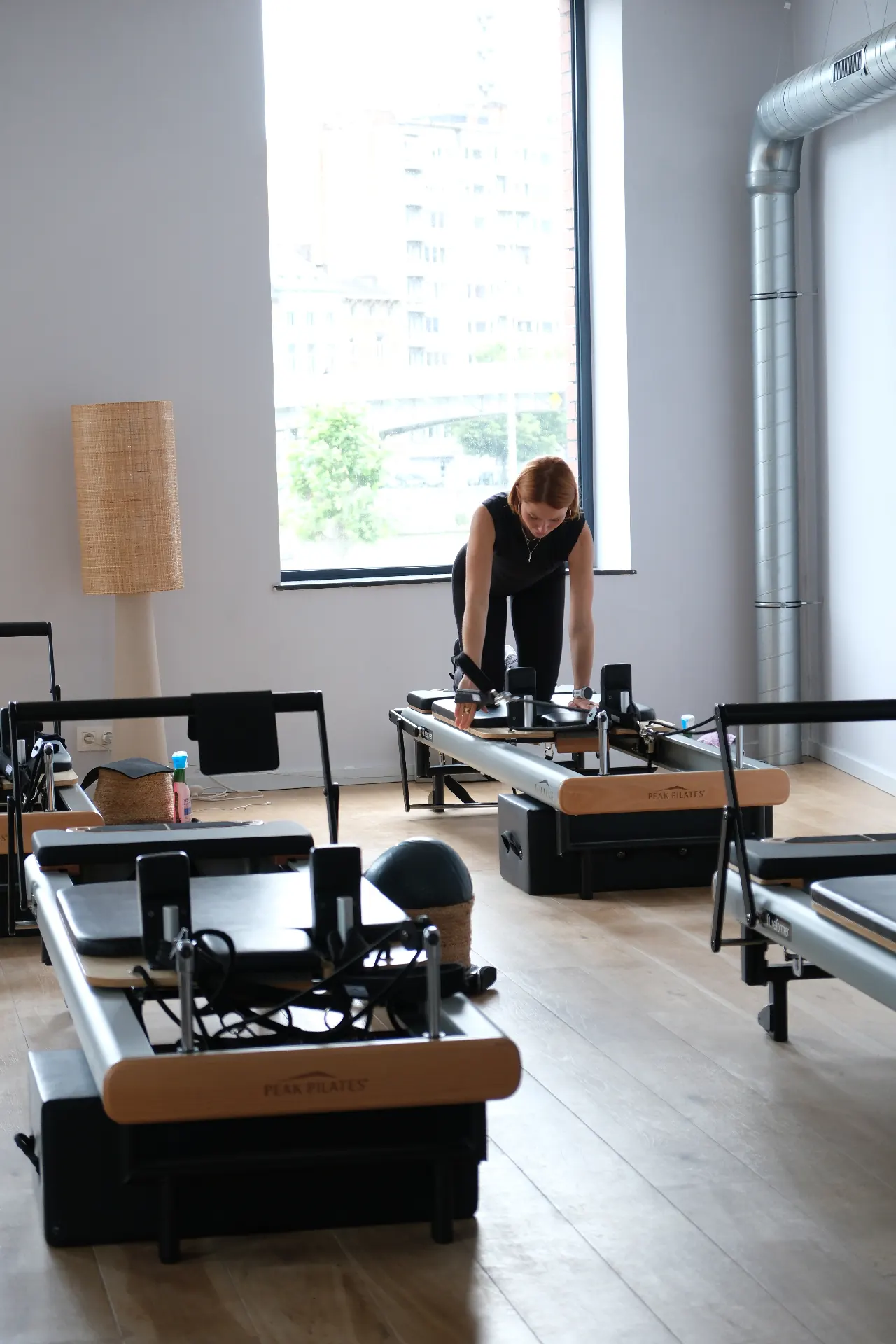 Cours de reformer dans le studio la petite salle